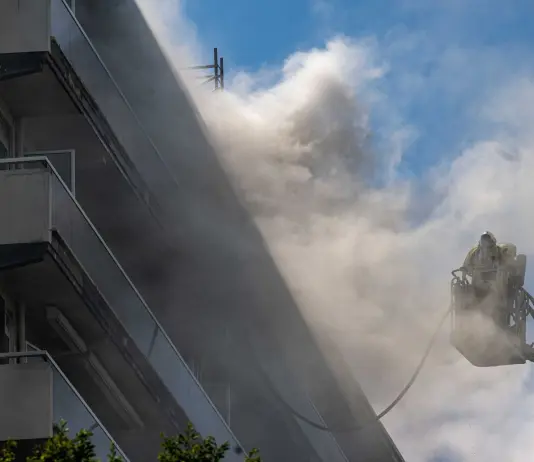 Belgio, ad Anversa un vasto incendio devasta un condominio: sale a 6 il numero delle vittime, ricerche ancora in corso