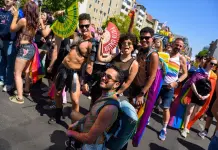 Auto sulla folla durante Pride a Berlino, diversi feriti