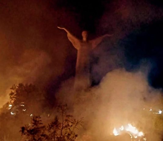 Vasto incendio a Maratea nella zona del Cristo Redentore, Bardi “Attacco a un simbolo della Basilicata e del mondo”