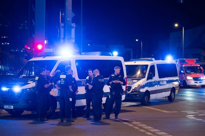 Germania, Suv sulla folla al Pride di Berlino: una donna morta e 16 feriti. Identificato il presunto attentatore: appartiene ad ambienti islamisti