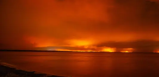 Emergenza incendi in Spagna e Francia: 15mila evacuati a Valencia, le fiamme minacciano Bordeaux