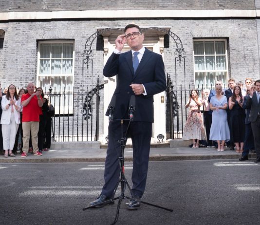 Regno Unito, Andy Burnham è il nuovo primo ministro: “Piano decennale entro fine anno”