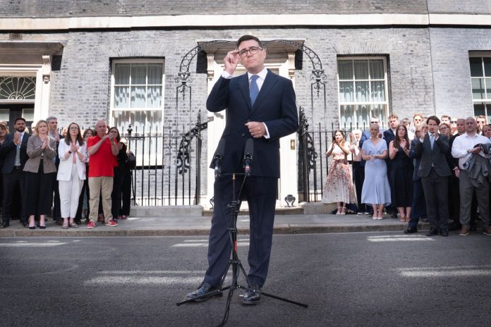 Londra, Andy Burnham arriva con la moglie Marie-France van Heel al 10 di Downing Street: il primo discorso da Primo Ministro