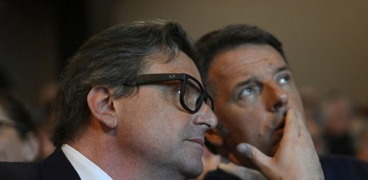 Renzi “Centrosinistra unito per vincere, pronti ad accogliere Azione”. Calenda risponde: “Genuflesso per una poltrona, noi rimarremo dove siamo”