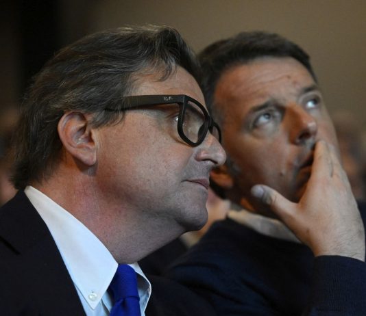 Renzi “Centrosinistra unito per vincere, pronti ad accogliere Azione”. Calenda risponde: “Genuflesso per una poltrona, noi rimarremo dove siamo”