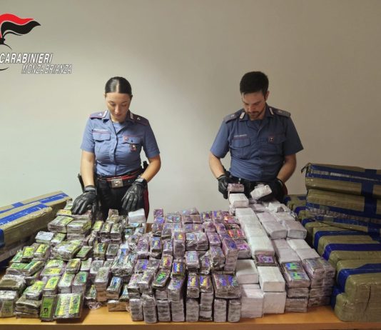 Trovati con 275 kg di hashish e 12mila euro in contanti, due giovani arrestati in Brianza