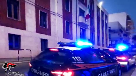 Inseguimento nella notte a Reggio Calabria, due giovani arrestati dopo la fuga pericolosa