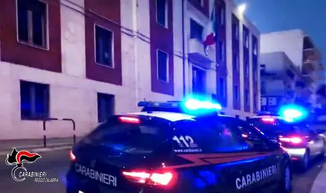 Inseguimento nella notte a Reggio Calabria, due giovani arrestati dopo la fuga pericolosa