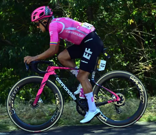 Carapaz si aggiudica la 18^ tappa del Tour de France, Pogacar saldamente in maglia gialla