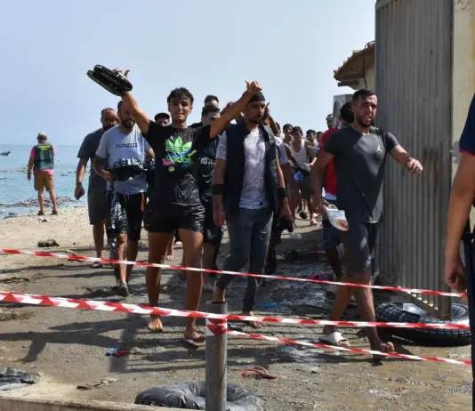 Emergenza migranti a Ceuta, il governo italiano valuta la sospensione di Schengen con la Spagna. Tajani “Immigrazione incontrollata un pericolo”