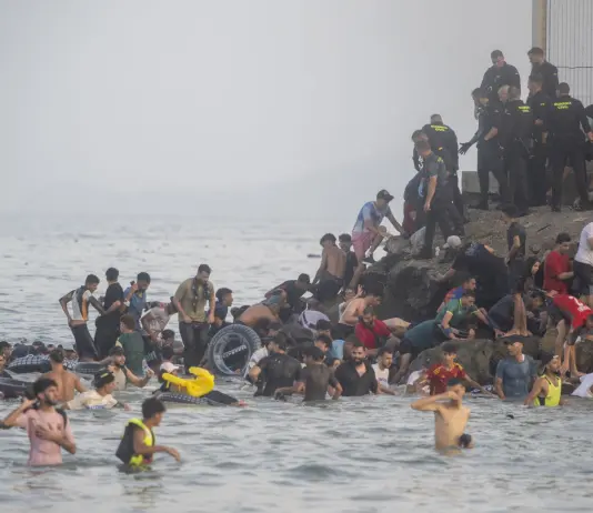 Entrati 50mila migranti a Ceuta, la metà già rimpatriati. Salgono a 43 le vittime. Sanchez “Un attacco all’integrità territoriale della Spagna”