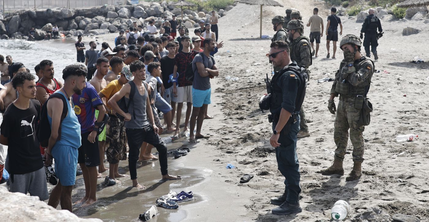 Ceuta, il ministro degli esteri spagnolo: “Sui migranti Italia non all’altezza delle aspettative”. Fonti Viminale: “Con Governo Meloni crollo degli sbarchi”