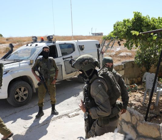 Cisgiordania, la polizia israeliana arresta un colono: aveva partecipato a un raid in mimetica