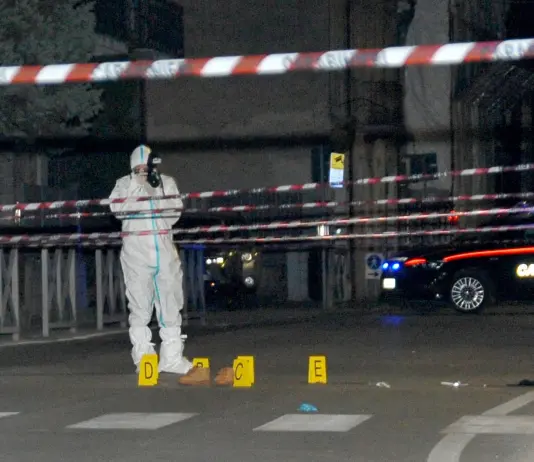 Accoltellato davanti a un supermercato, 19enne morto a Crema