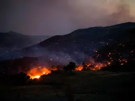 Situazione critica a Creta a causa di un vasto incendio, evacuate 8.000 persone