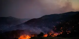 Situazione critica a Creta a causa di un vasto incendio, evacuate 8.000 persone