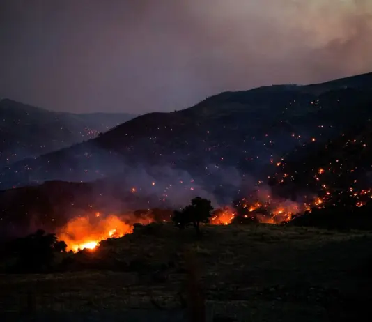 Situazione critica a Creta a causa di un vasto incendio, evacuate 8.000 persone