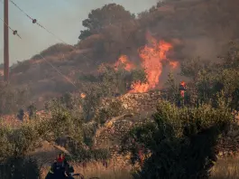 Vasto incendio boschivo a Creta, due vigili del fuoco morti durante le operazioni di spegnimento