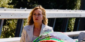 Meloni a Palermo: “Contro la mafia se necessario anche l’Esercito”. Omaggio a vittime della strage di Capaci, poi lo svelamento della Croma di Falcone