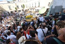Ultimo saluto a Peppino di Capri nella sua isola, applausi all’uscita del feretro sulle note de “Il sognatore”