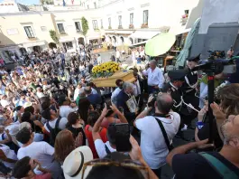 Ultimo saluto a Peppino di Capri nella sua isola, applausi all’uscita del feretro sulle note de “Il sognatore”