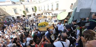 Ultimo saluto a Peppino di Capri nella sua isola, applausi all’uscita del feretro sulle note de “Il sognatore”