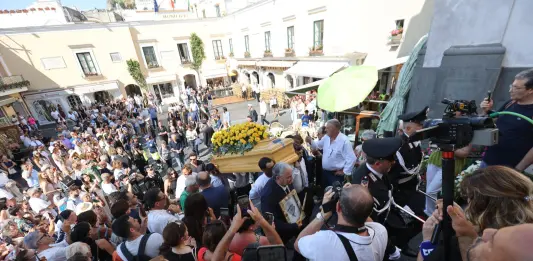 Ultimo saluto a Peppino di Capri nella sua isola, applausi all’uscita del feretro sulle note de “Il sognatore”