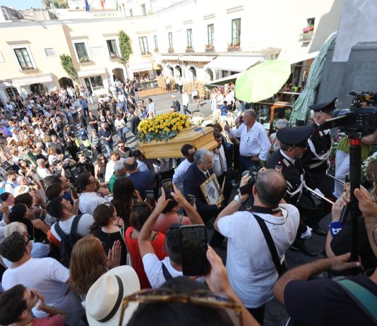 Ultimo saluto a Peppino di Capri nella sua isola, applausi all’uscita del feretro sulle note de “Il sognatore”