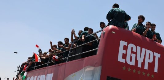 منتخب مصر يعود إلى أرض الوطن بعد مشاركته في كأس العالم.. والسيسي يستقبله غدًا