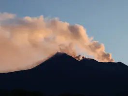 Etna, nuova colata lavica nella Valle del Leone