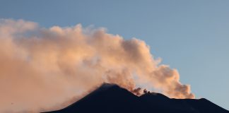 Etna, nuova colata lavica nella Valle del Leone