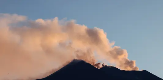 Etna in eruzione, stop agli arrivi all’aeroporto di Catania sino alle ore 16
