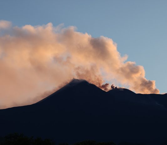 Etna in eruzione, stop agli arrivi all’aeroporto di Catania sino alle ore 16