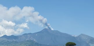 Eruzione dell’Etna, stop alle attività di volo all’aeroporto di Catania fino alle 10 di martedì. Transfer e treni speciali dagli altri scali per Fontanarossa