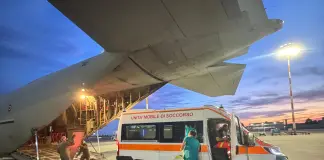 Paziente in pericolo di vita trasportato da Napoli a Bergamo con un velivolo C-130J dell’Aeronautica Militare / Video