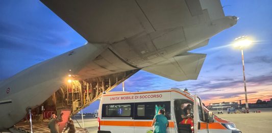 Paziente in pericolo di vita trasportato da Napoli a Bergamo con un velivolo C-130J dell’Aeronautica Militare / Video
