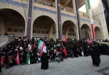 Terzo giorno di funerali per Ali Khamenei, grande corteo funebre tra le strade di Teheran