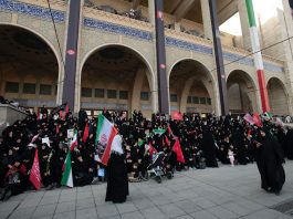 Terzo giorno di funerali per Ali Khamenei, grande corteo funebre tra le strade di Teheran