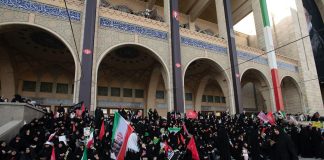 Terzo giorno di funerali per Ali Khamenei, grande corteo funebre tra le strade di Teheran