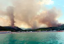 Vasto incendio sul Gargano, turisti evacuati via mare