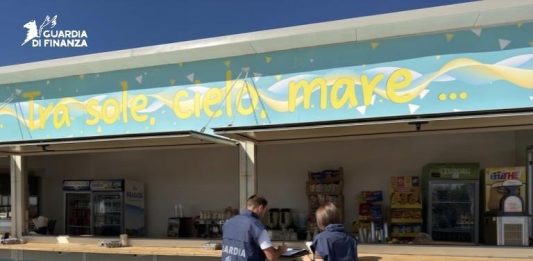 Sette lavoratori irregolari in uno stabilimento balneare di Vibo Valentia, chiusa l’attività