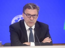 Caro carburanti, Giorgetti: “Sconto solo sul diesel di 17 centesimi al litro fino al 6 agosto. Nessun intervento sui tabacchi” / Video