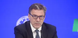 Caro carburanti, Giorgetti: “Sconto solo sul diesel di 17 centesimi al litro fino al 6 agosto. Nessun intervento sui tabacchi” / Video