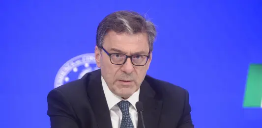 Caro carburanti, Giorgetti: “Sconto solo sul diesel di 17 centesimi al litro fino al 6 agosto. Nessun intervento sui tabacchi” / Video