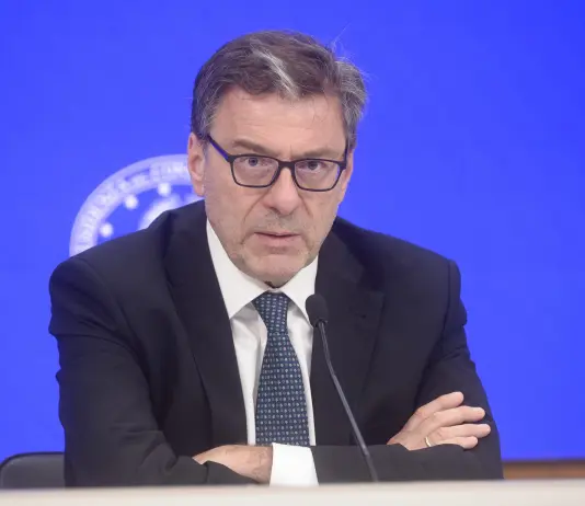 Caro carburanti, Giorgetti: “Sconto solo sul diesel di 17 centesimi al litro fino al 6 agosto. Nessun intervento sui tabacchi” / Video