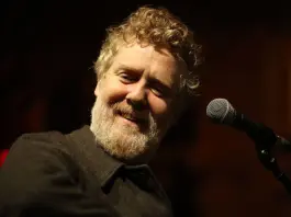 Morto in un incidente in moto Glen Hansard, il cantautore premio Oscar aveva 56 anni