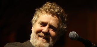 Morto in un incidente in moto Glen Hansard, il cantautore premio Oscar aveva 56 anni