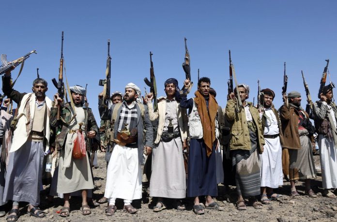 Yemen, combattenti e sostenitori del gruppo Houthi partecipano a una manifestazione armata contro Israele