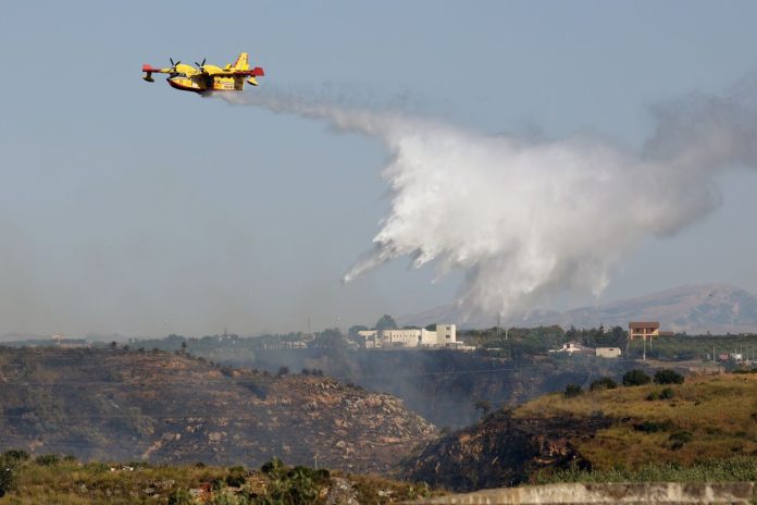 Palermo, incendi tra Partinico e Alcamo, canadair ed elicotteri in azione