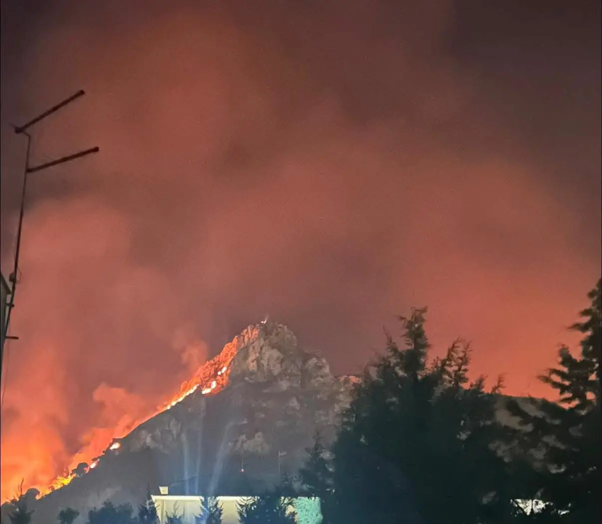 Incendi, oltre cento interventi in tutta la Sicilia Incendi, oltre cento interventi in tutta la Sicilia